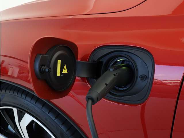 専用コードを接続するだけで簡単に充電が行えます。プラグインハイブリッドモデルRecharge PHEV T6 AWDは、走行中の充電のほか、自宅などに設置された充電機器からの充電が可能です。