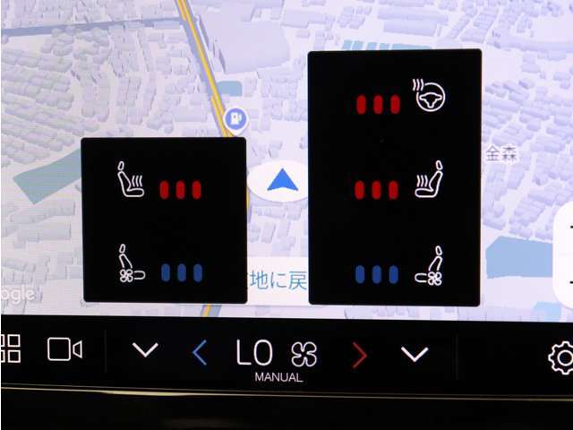 フロントシートには、シートヒーター＆シートエアコンに加え、ステアリングホイール・ヒーターも装備。厳寒の地、北欧スウェーデン発祥のブランドならではのアイテムです。シートヒーターは後席にも装備しています。