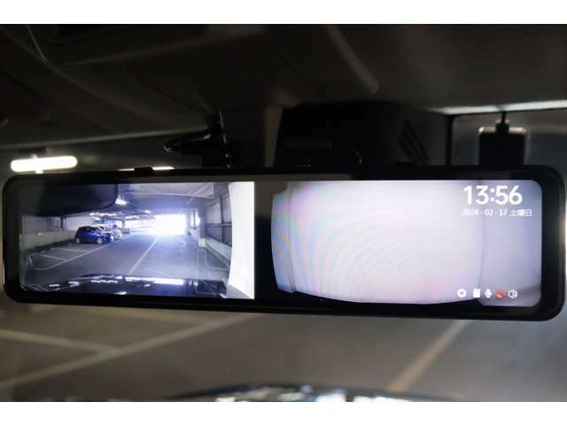 【社外デジタルインナーミラー】車両後方カメラの映像を映します。ヘッドレストや荷物などで視界を遮らずに後方を確認することができます。