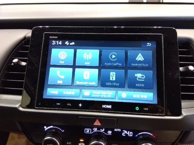 ホンダ純正ディスプレイオーディオ装備♪シンプルなボタン操作で扱いやすいです^^