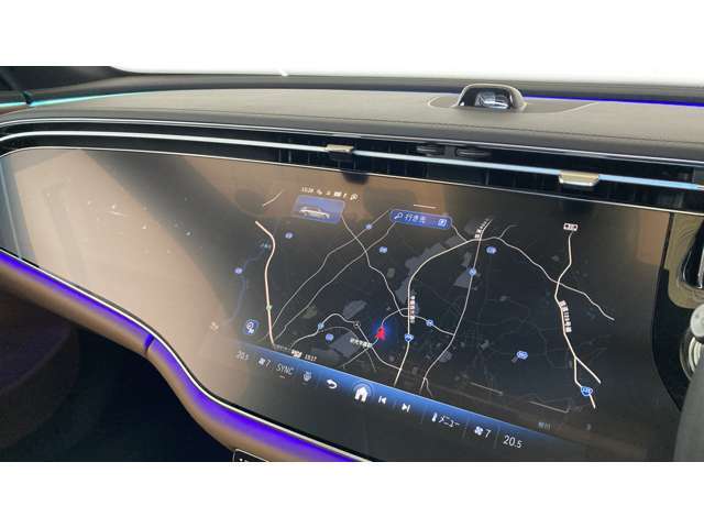 【コマンドシステム】センターのコントローラーとスイッチ類及び音声認識機能により、ナビゲーションやオーディオ＆ビジュアル、車両設定等を安全に操作できます。また高精度ディスプレイを採用しています。