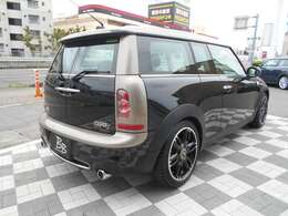 レザー仕上げダッシュボードや17インチAW、レザーシートやアームレスト、ブラックリフレクターヘッドライトやドライブレコーダー、ETCなどのたくさんの装備が備わったこだわり仕様の一台です！