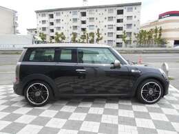 走行距離は49，400kmと年式の割に少ないワンオーナー禁煙車で、内外装・機関系共にコンディションはいいです。メーカーさんでの整備記録簿も毎年分残っており、大事に乗られていたのが各所に見受けられます。