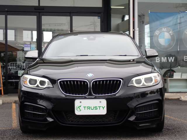 BMW在庫保有台数常時100台以上！ご来店の際はBMW本店（厚木市下荻野140-1）にご来店ください！弊社自慢の全天候型ショールーム！BMW在庫保有台数常時100台以上ございます！