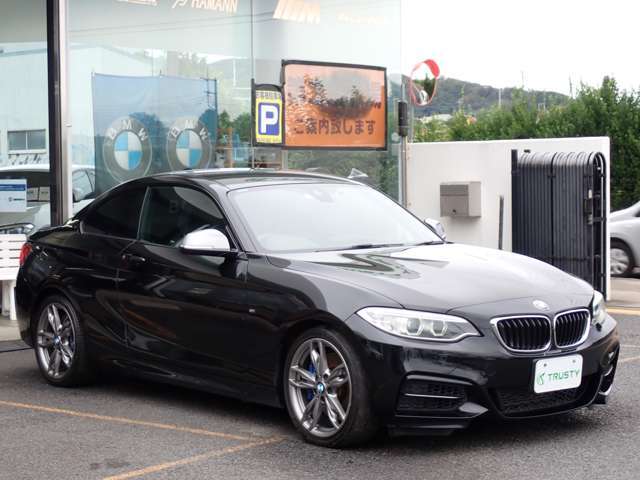 BMW在庫保有台数常時100台以上！ご来店の際はBMW本店（厚木市下荻野140-1）にご来店ください！弊社自慢の全天候型ショールーム！BMW在庫保有台数常時100台以上ございます！