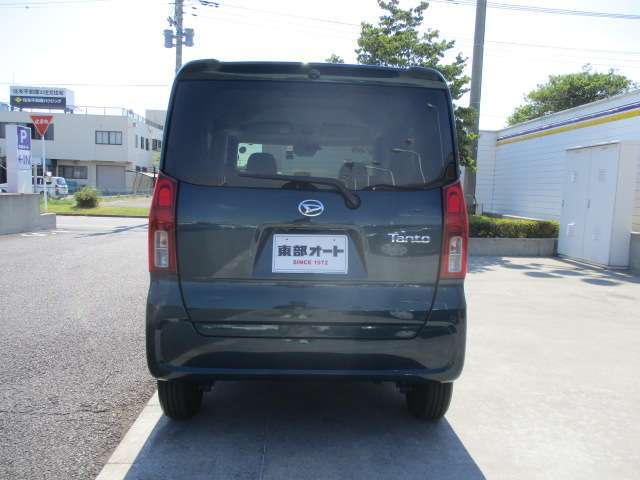 狭い駐車場に止めても半分だけ開けられるって便利ですよね！軽い荷物であればこれで取り出せますね！