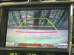 【バックカメラ】駐車時に後方がリアルタイム映像で確認できます。大型商業施設や立体駐車場での駐車時や、夜間のバック時に大活躍！運転スキルに関わらず、今や必須となった装備のひとつです！