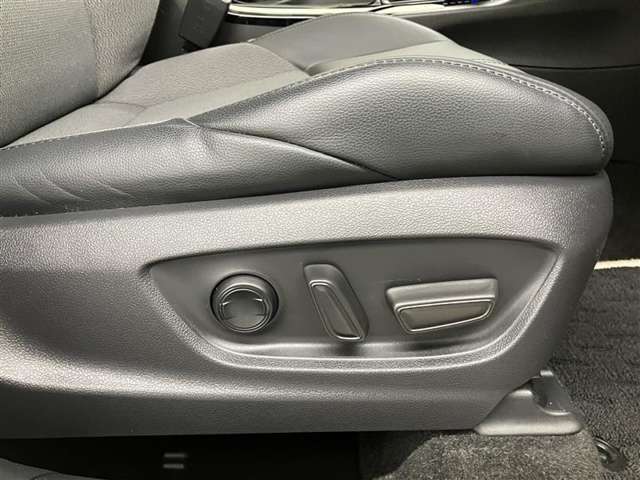 パワーシート搭載。微妙な調整が手軽にでき、最適なポジションで運転することが可能です。