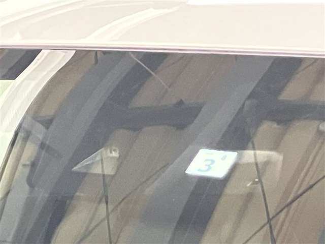 サポカーSとは、衝突被害軽減ブレーキに加えて、高齢者に多いと言われている踏み間違い事故防止をサポートする機能です。詳しくは販売店スタッフまでおたずねください。