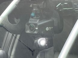 【ドライブレコーダー】安心・安全なカーライフに必須のドライブレコーダーを装備！走行中はもちろん、あおり運転や事故に遭遇した際の状況も映像で記録し、万一のリスクに備えます。