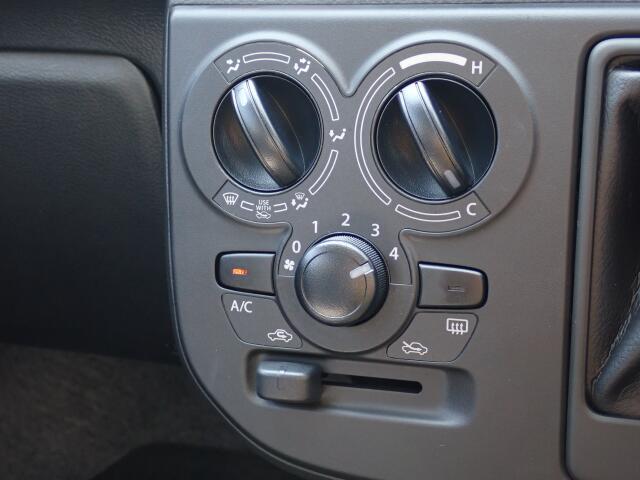 マニュアル式エアコンになります。