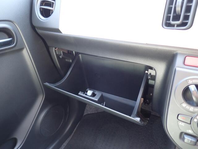 車検証入れ等書類一式を収納できるグローブボックス