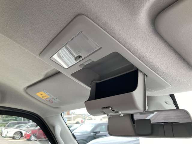 ルーフに装備されたファングラスホルダーで、車内を有効活用してもらえます。