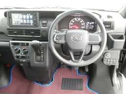 【徹底洗浄クリーニング実施済】運転席からの視界はこんな感じです☆お気軽にご来店いただき、実際に座って是非お確かめください。ドライバーに寄り添う快適な操作フィールをもたらすステアリングです。