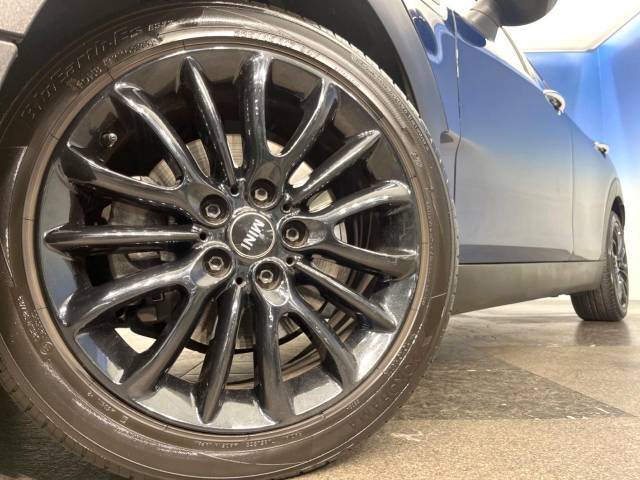 ●純正アルミホイール：輸入車ならではの卓越した走りを支えるホイールと足回りです！日本車の走りに慣れている方にもぜひ体感して頂きたいほど、高いレベルでまとまっています！
