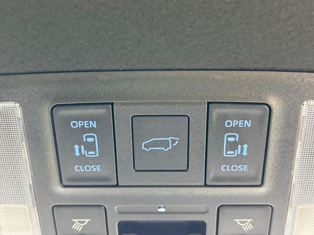 【両側パワースライドドア】スマートキーや運転席のスイッチで後席両側スライドドアの開閉が可能♪電動だから力を入れてドアを開ける必要が無く、小さなお子様でも簡単に開け閉めでき快適です♪