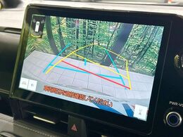 【バックカメラ】駐車時に後方がリアルタイム映像で確認できます。大型商業施設や立体駐車場での駐車時や、夜間のバック時に大活躍！運転スキルに関わらず、今や必須となった装備のひとつです！