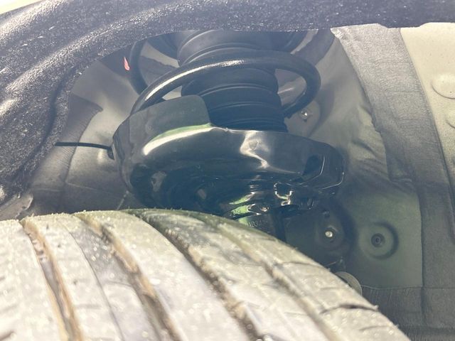 お車を安心してお乗りいただく為には、足回りの定期点検が欠かせません。サービスサポート（有償保証）では無料点検もご提供しており、安心のカーライフをお過ごしいただけるサポート体制が整っています。