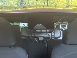【トヨタセーフティセンス】走行中に前方の車両等を認識し、衝突しそうな時は警報とブレーキで衝突回避と被害軽減をアシスト。より安全にドライブをお楽しみいただけます。