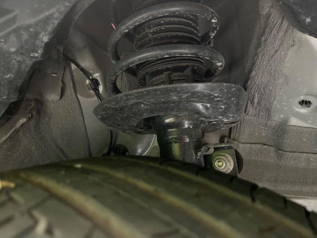 お車を安心してお乗りいただく為には、足回りの定期点検が欠かせません。サービスサポート（有償保証）では無料点検もご提供しており、安心のカーライフをお過ごしいただけるサポート体制が整っています。