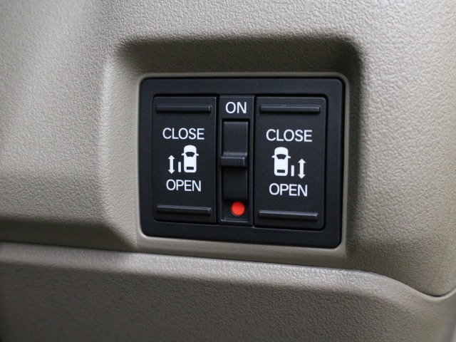 両側電動スライドドア