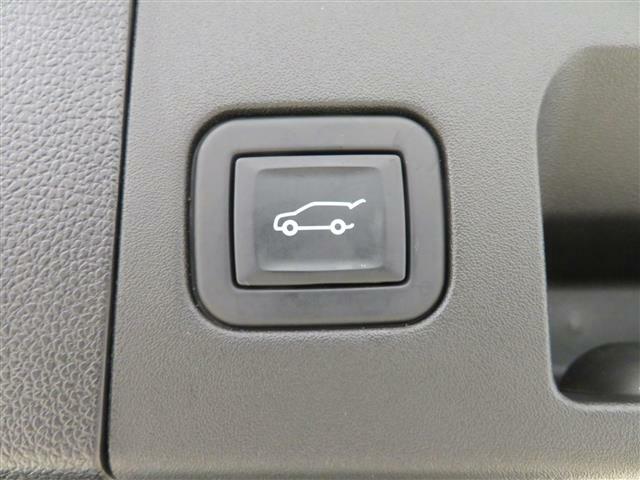 【電動リアゲート】どんな体格の方でもボタン操作によりトランクの開閉が楽にできます！
