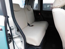 後部座席です。シートカバー付き