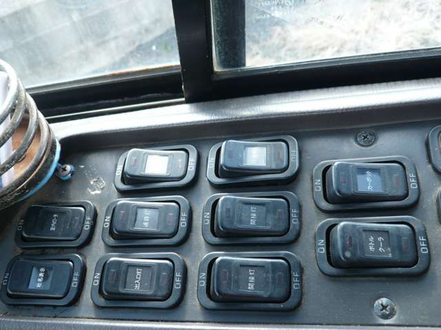 調光スイッチ運転席から届きやすい位置にあります☆