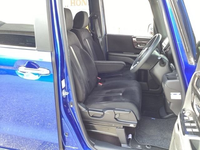 自社整備工場で点検整備をおこなってからお渡ししています。車検が残っている場合は『12ヶ月点検整備』を、車検整備付きの場合は『車検整備』をおこないます。整備費用は車両本体価格に含まれています。