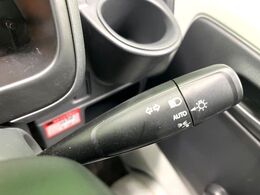 【オートライト】周りの明るさに応じて自動でヘッドライトの点灯・消灯ができる機能です！ライトの付け忘れ・消し忘れなどが無くなり、雨の日や夕方の走行も安心！トンネル通過時も便利ですね♪