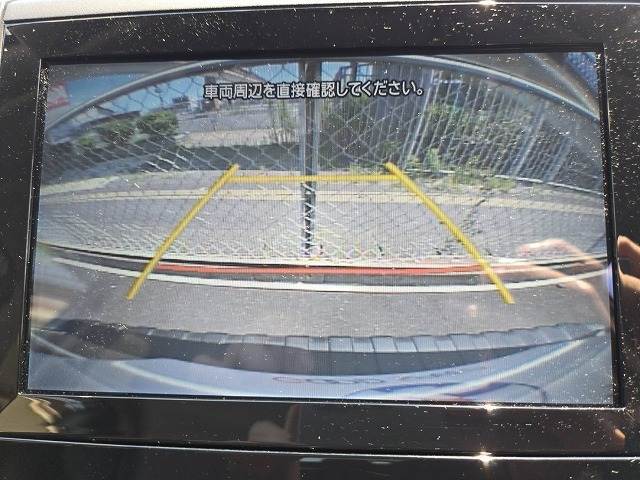 【カラーバックモニター】を装備しております。リアの映像がカラーで映し出されますので日々の駐車も安心安全です。