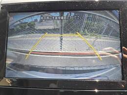 【カラーバックモニター】を装備しております。リアの映像がカラーで映し出されますので日々の駐車も安心安全です。
