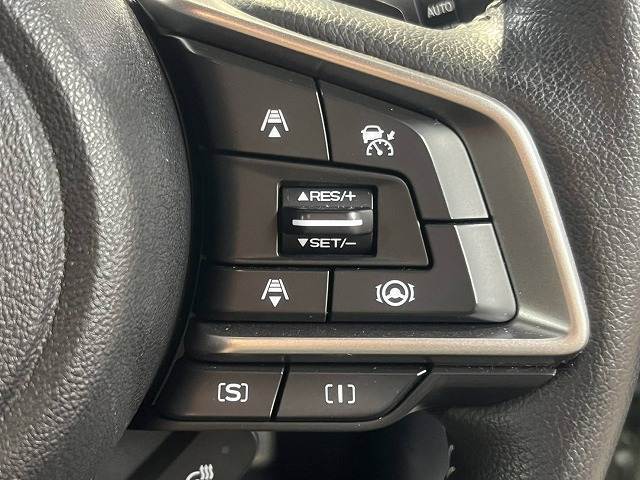 【レーダークルーズコントロール】追従型クルーズコントロールは、レーダーやビデオカメラが前方の車の状況を検知し、状況に合わ