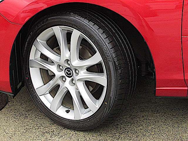 高輝度塗装の純正アルミホイルに、組み込まれたタイヤのサイズは、225/45R19になります。