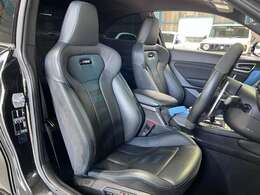 運転席シート/人気のコンペティション黒内装です！メモリー付きパワーシートでドライビングポジションも細かく設定可能です！