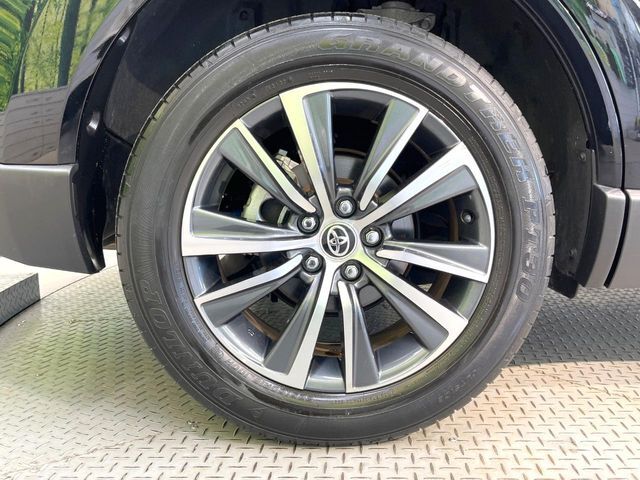 【純正18インチアルミホイール】外観にマッチした純正アルミホイールを装着しております。各種社外アルミホイールや、スタッドレスタイヤも取扱いしております。是非ご相談ください♪