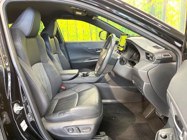 【ハーフレザーシート】高級感と座り心地を両立した人気のシート♪背面・座面のファブリック素材は、通気性の良さや滑りにくさに優れています。気温や服装に左右されず快適にお乗りいただけます。