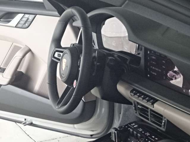 スポーツクロノパッケージ　エグゾーストシステム　ツートンレザーインテリア　スポーツシート　電動18WAY　ステアリング電動チルト