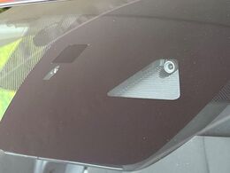 【スマートシティブレーキサポート】低速走行中に前方の車両等を認識し、衝突しそうな時は警報とブレーキで衝突回避と被害軽減をアシスト。より安全にドライブをお楽しみいただけます。