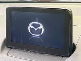 【マツダコネクトナビ】車内の雰囲気にマッチした一体型タイプのナビ。各種車輌設定やBluetooth再生等、様々な機能が楽しめます。直感的なダイヤル操作が可能で、使い勝手も良好です。