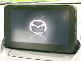 【マツダコネクトナビ】車内の雰囲気にマッチした一体型タイプのナビ。各種車輌設定やBluetooth再生等、様々な機能が楽しめます。直感的なダイヤル操作が可能で、使い勝手も良好です。
