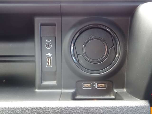 USBオーディオ操作はステアリングスイッチで、表示はメーターパネル内です。