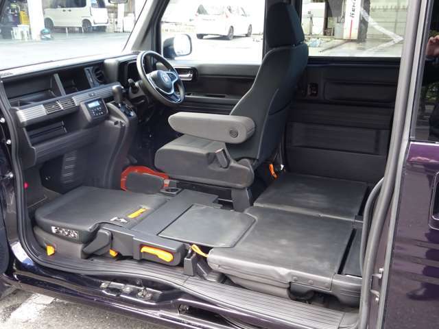 当店の車は全台、1年間走行距離無制限の保証付きで購入後も安心です。保証期間中は全国のホンダディーラーで保証修理を受け付けております。