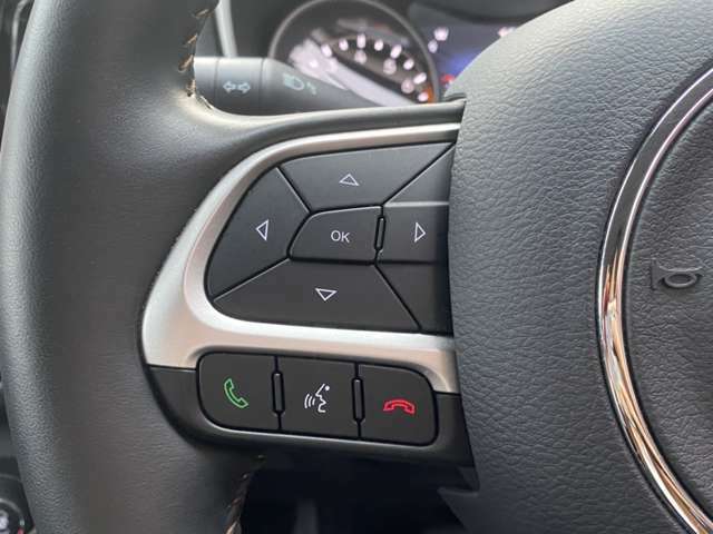 運転中でも音量設定等安全に操作が可能な【ステアリングリモコン】装備になります。