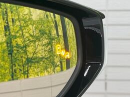 【ブラインドスポットモニター】走行中、ドアミラーの死角になりやすい箇所に後続車が接近するとサイドミラーのレンズに警告を表示！ドライバーに注意喚起をしてくれます。