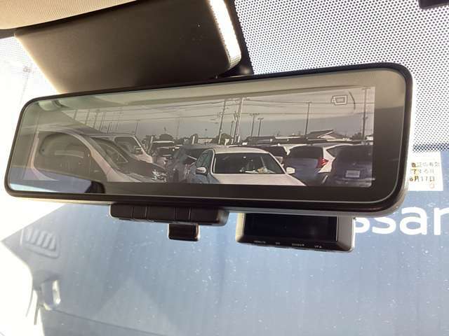 後席の同乗者・荷物などで遮られがちな後方視界をスマートルームミラーで確保！車両後方カメラ映像をルームミラーに映し出すことができます☆