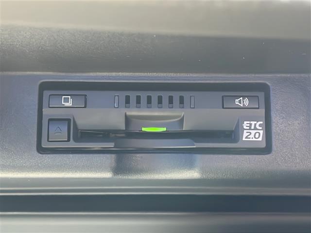 【ETC】有料道路を利用する際に料金所で停止することなく通過できる、ETC車載器（ノンストップ自動料金収受システム機器）が装備されています。セットアップを行うことで利用可能になります。