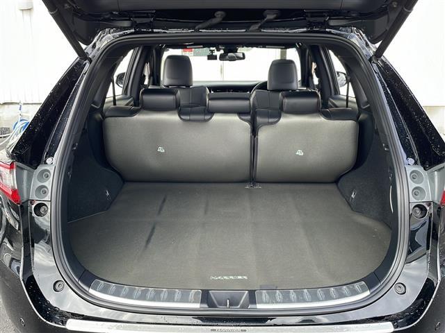 【トランク】積み込みやすくて、たっぷり積める荷室です。シートアレンジできるものは、乗車人数と荷物の量や大きさによってシートを動かすことができるので、より快適なドライブが可能です！