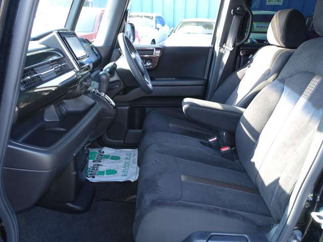 支払総額は八王子ナンバー登録で店頭納車の場合の費用となります。他のナンバー登録地域やお客様のご要望に基づくオプション等の費用は含みません。八王子ナンバー以外の地域での登録の場合は別途費用がかかります。