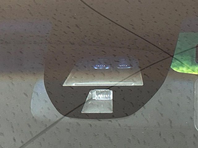 【ホンダセンシング】走行中に前方の車両等を認識し、衝突しそうな時は警報とブレーキで衝突回避と被害軽減をアシスト。より安全にドライブをお楽しみいただけます。